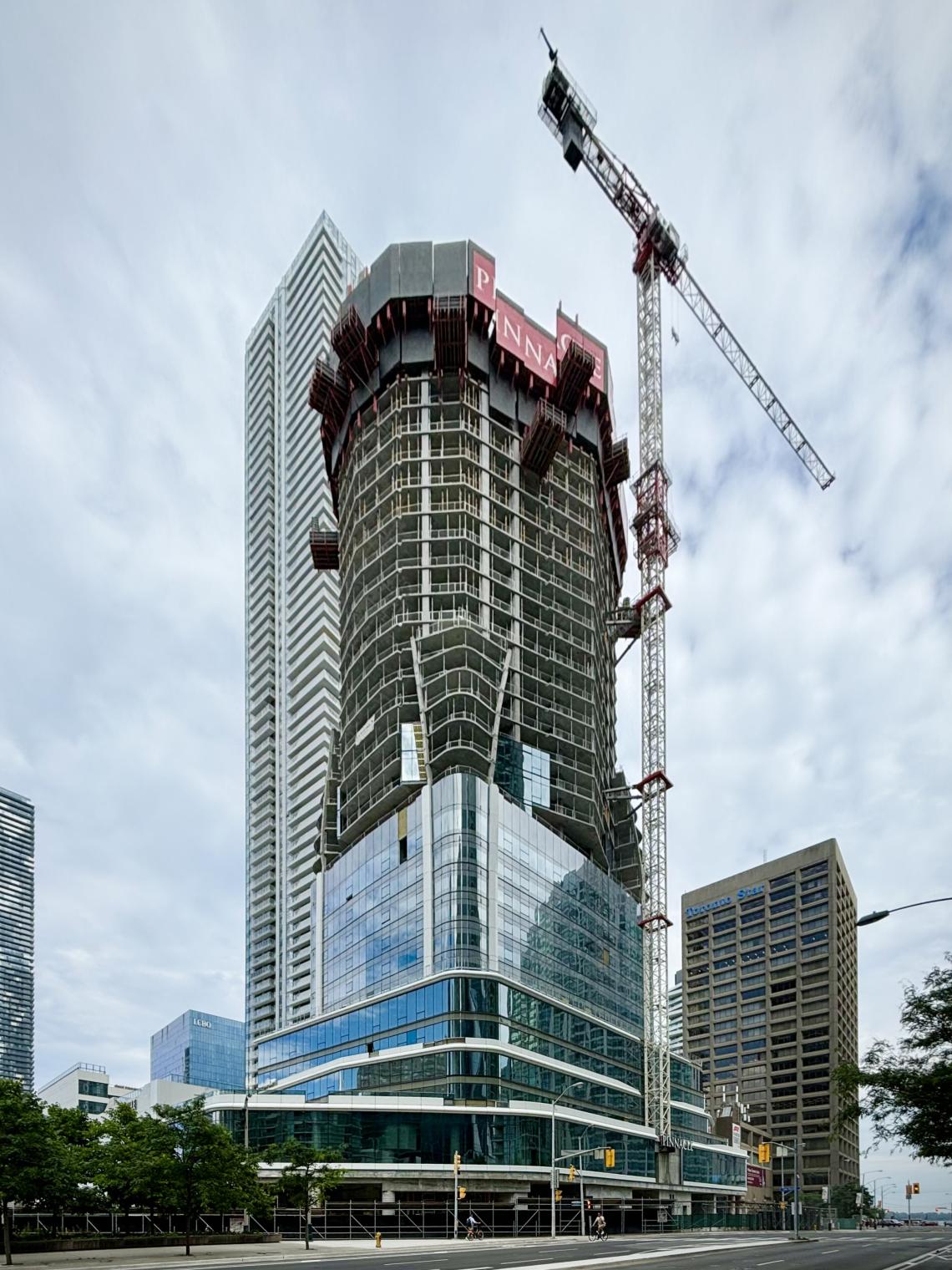 LA TOUR DE 300 MÈTRES （300メートルの塔） From 300 to 330 meters : the story of the Tower's height